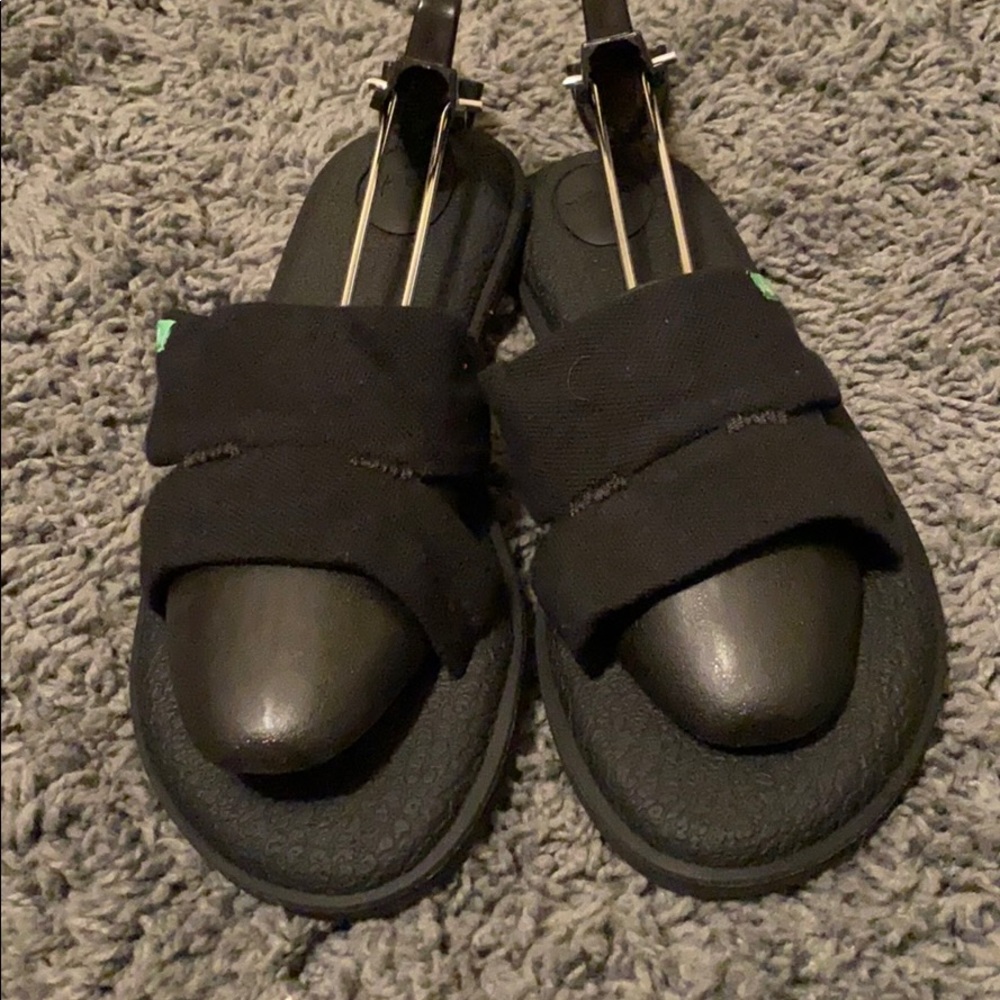 Women’s Sanuk sandals never worn